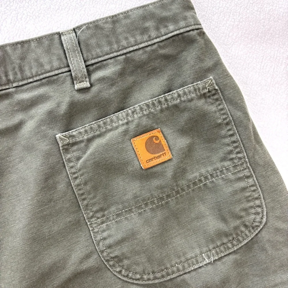 Vintage “90’s” Carhartt Men's Army Green Canvas Carpenter Knee Length Short (42)